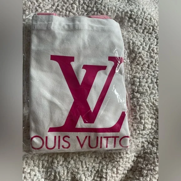 NEW PINK & White Tote Bag with L
V pink Lettering 🌸 - Picture 4 of 10
